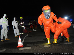 FOTO, VIDEO: Ve skladu soukromé firmy v Praze 10 unikla chemická látka, u případu zasahovaly tři jednotky hasičů a chemici