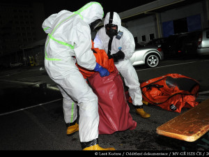 FOTO, VIDEO: Ve skladu soukromé firmy v Praze 10 unikla chemická látka, u případu zasahovaly tři jednotky hasičů a chemici