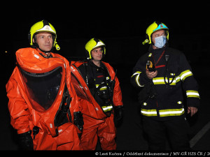 FOTO, VIDEO: Ve skladu soukromé firmy v Praze 10 unikla chemická látka, u případu zasahovaly tři jednotky hasičů a chemici