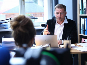 FOTO, VIDEO: Nový film Když prší slzy odkrývá zákulisí domácího týrání