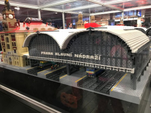 FOTO: Model pražského Hlaváku z lega váží skoro tři tuny. Nechybí Sherwood ani Pendolino