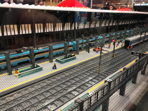 FOTO: Model pražského Hlaváku z lega váží skoro tři tuny. Nechybí Sherwood ani Pendolino