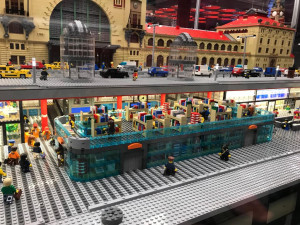 FOTO: Model pražského Hlaváku z lega váží skoro tři tuny. Nechybí Sherwood ani Pendolino