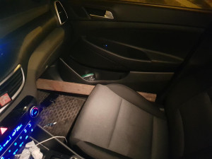 FOTO, VIDEO: Muž se vloupal do domu v Praze. Vyhrožoval, že ho zapálí