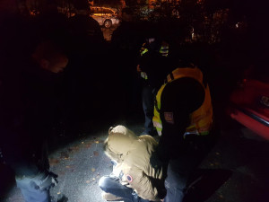 FOTO, VIDEO: Muž se vloupal do domu v Praze. Vyhrožoval, že ho zapálí