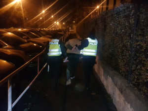 FOTO, VIDEO: Muž se vloupal do domu v Praze. Vyhrožoval, že ho zapálí