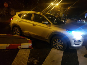 FOTO, VIDEO: Muž se vloupal do domu v Praze. Vyhrožoval, že ho zapálí