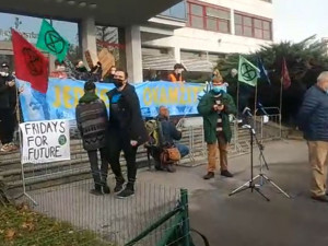 VIDEO: Aktivisté protestují před Ministerstvem životního prostředí. Budou tam deset dní