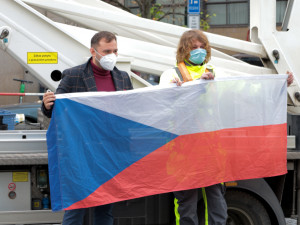 V den výročí sametové revoluce budou vlát v centru města státní vlajky a Petřín se rozsvítí v národních barvách