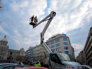 V den výročí sametové revoluce budou vlát v centru města státní vlajky a Petřín se rozsvítí v národních barvách