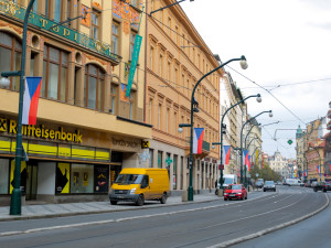 V den výročí sametové revoluce budou vlát v centru města státní vlajky a Petřín se rozsvítí v národních barvách