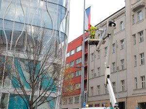 V den výročí sametové revoluce budou vlát v centru města státní vlajky a Petřín se rozsvítí v národních barvách