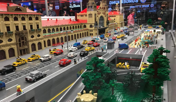 FOTO: Model pražského Hlaváku z lega váží skoro tři tuny. Nechybí Sherwood ani Pendolino