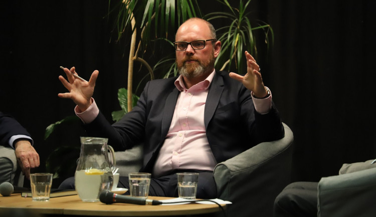 Závěrečné ročníky a praktická výuka se podle ministra Plagy se vrátí ve čtvrtém stupni