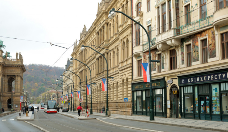 V den výročí sametové revoluce budou vlát v centru města státní vlajky a Petřín se rozsvítí v národních barvách