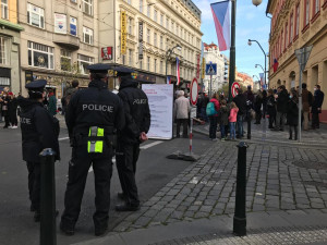 FOTO, VIDEO: Podívejte se, jak v Praze probíhají oslavy Dne boje za svobodu a demokracii