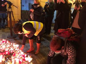 FOTO: Na Národní třídě si lidé připomněli 17. listopad. Letos kvůli koronaviru byl v komornějším duchu