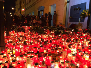 FOTO: Na Národní třídě si lidé připomněli 17. listopad. Letos kvůli koronaviru byl v komornějším duchu
