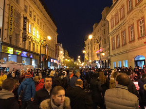FOTO: Na Národní třídě si lidé připomněli 17. listopad. Letos kvůli koronaviru byl v komornějším duchu