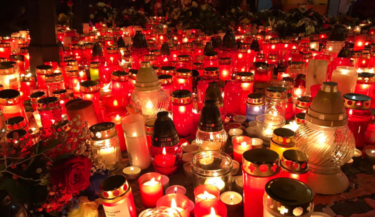 FOTO: Na Národní třídě si lidé připomněli 17. listopad. Letos kvůli koronaviru byl v komornějším duchu