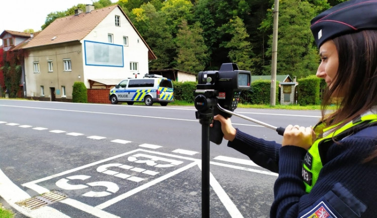 Karlovými Vary projížděl opilý muž bez řidičského průkazu, hrozí mu rok vězení
