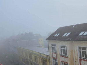 FOTOGALERIE: Jaký výhled z okna mají Pražané? Odpadky i krásné západy slunce