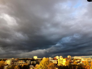 FOTOGALERIE: Jaký výhled z okna mají Pražané? Odpadky i krásné západy slunce