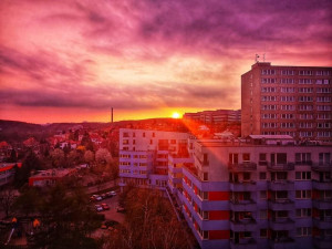 FOTOGALERIE: Jaký výhled z okna mají Pražané? Odpadky i krásné západy slunce