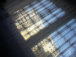 FOTOGALERIE: Jaký výhled z okna mají Pražané? Odpadky i krásné západy slunce