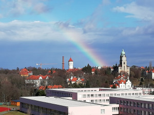 FOTOGALERIE: Jaký výhled z okna mají Pražané? Odpadky i krásné západy slunce