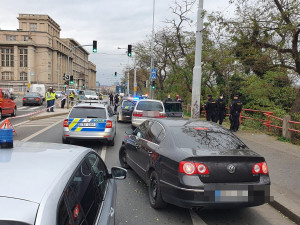 FOTO, VIDEO: Střelba v Praze. Policisté včera stříleli po ujíždějícím autě