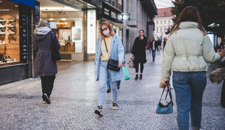 V Praze ve středu přibylo 385 nových případů koronaviru, o polovinu méně než minulý týden. Rizikové skóre kleslo v Česku na 62