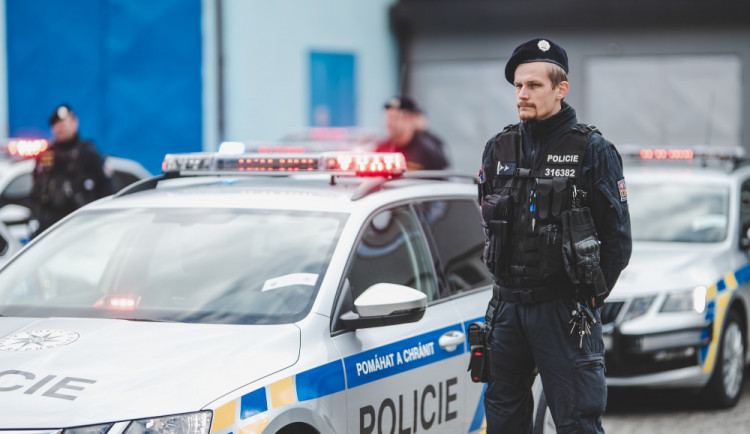 Opilá řidička vjela na chodník, trefila semafor a zastavila se o hromadu štěrku