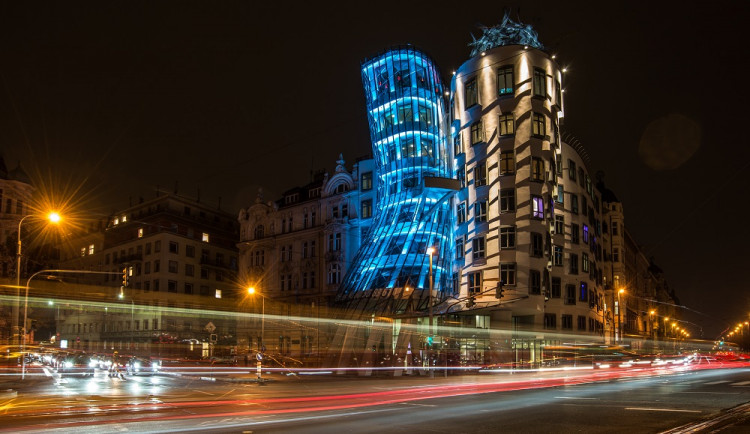 Modře nasvícené budovy dnes večer připomenou práva dětí