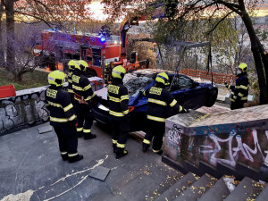 Kuriózní nehoda v Praze. Řidič jel po Nuselském mostě v protisměru, auto skončilo na schodech