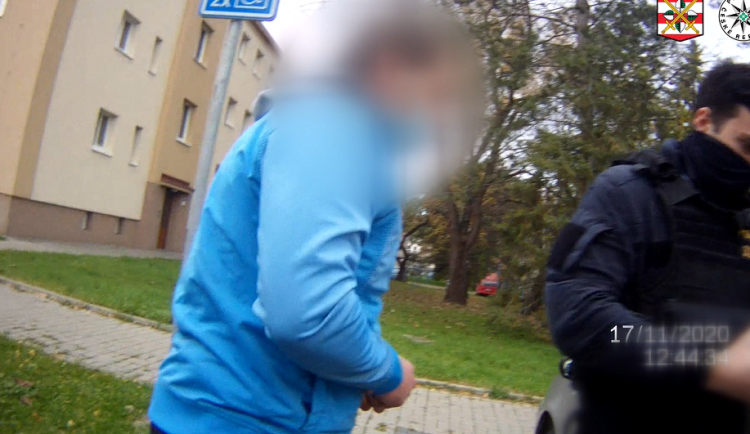 VIDEO: Policisté třikrát zastavili muže bez řidičáku, který odmítal i test na drogy. Tak mu sebrali auto