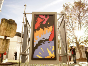 FOTO: Na dvoře Musea Kampa je k vidění graffiti z Křižíkova pavilonu. Aukce jeho fragmentů pomůže potřebným