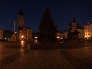 FOTO, VIDEO: Vánoční strom pro Prahu je na svém místě. Rozsvítí se o víkendu