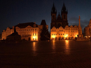 FOTO, VIDEO: Vánoční strom pro Prahu je na svém místě. Rozsvítí se o víkendu