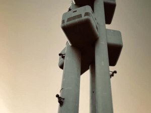 ANKETA: Arogantní obludnost, nebo poetický maják? Před 35 lety začala stavba Žižkovské věže