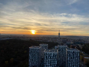ANKETA: Arogantní obludnost, nebo poetický maják? Před 35 lety začala stavba Žižkovské věže