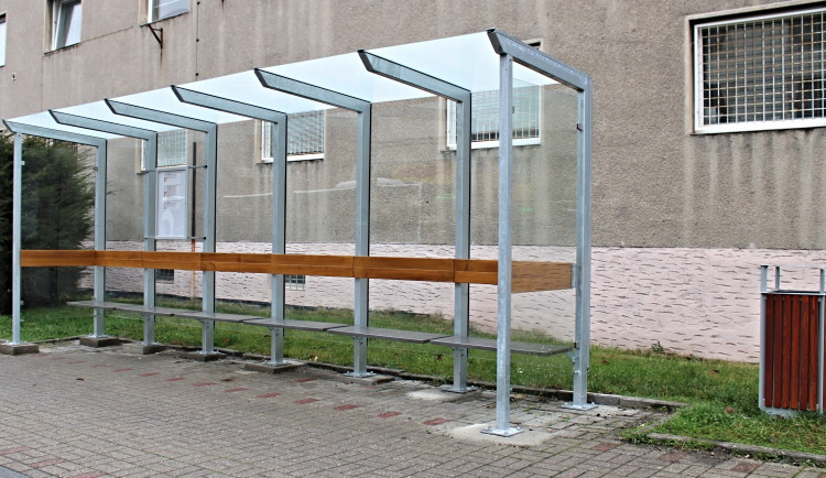 Autobusové zastávky v Sokolově mají nové přístřešky