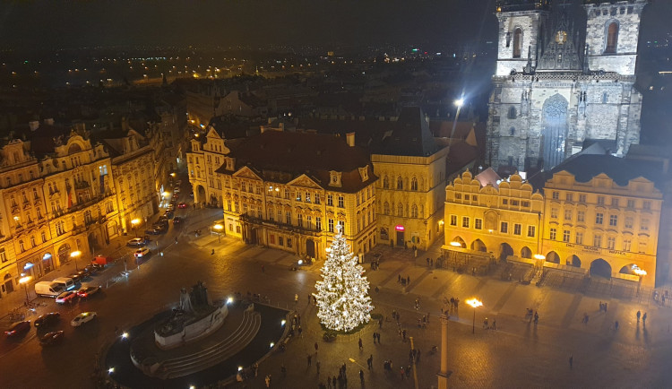 FOTO: Vánoční strom na Staroměstském náměstí v Praze už svítí