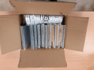 FOTO, VIDEO: Pražští celníci odhalili falešné mobily iPhone a Samsung. Škoda je téměř šest milionů