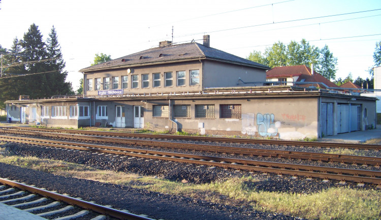 AKTUÁLNĚ: V Běchovicích srazil ráno vlak muže. Ten na místě zemřel