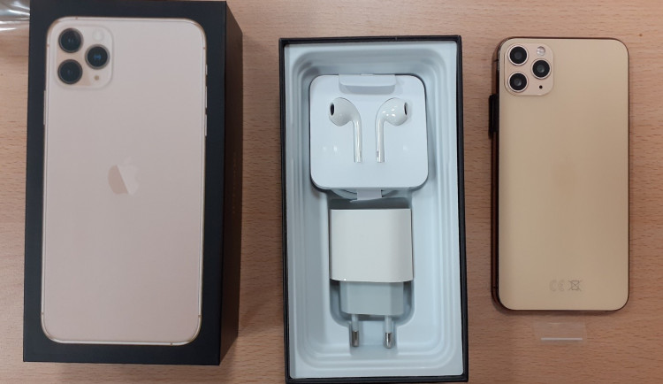 FOTO, VIDEO: Pražští celníci odhalili falešné mobily iPhone a Samsung. Škoda je téměř šest milionů