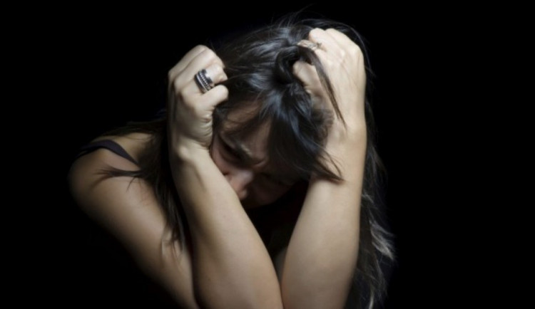 Pozornost bývalé přítelkyně si chtěl vynutit i elektrickým paralyzérem