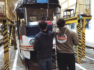 FOTO, VIDEO: V předvánoční Praze opět vyjely vyzdobené tramvaje. Jejich jízdu živě streamoval pražský dopravní podnik