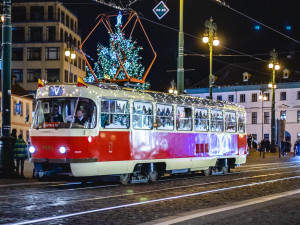 FOTO, VIDEO: V Praze dnes opět vyjely vánoční tramvaje. Jejich jízdu živě streamoval pražský dopravní podnik