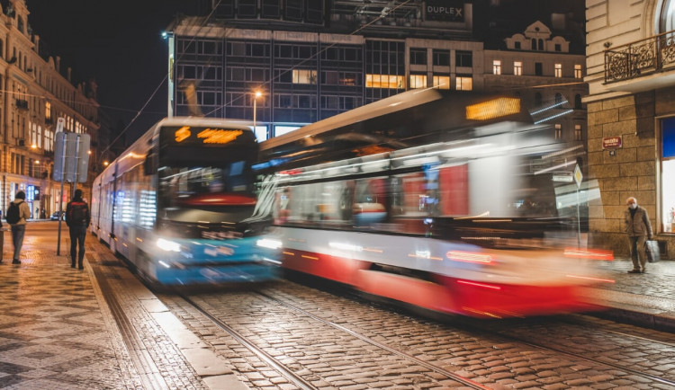 Muž na Andělu nakopl tramvaj a kolemjdoucí ženu. Chtělo se mi, hájil své jednání